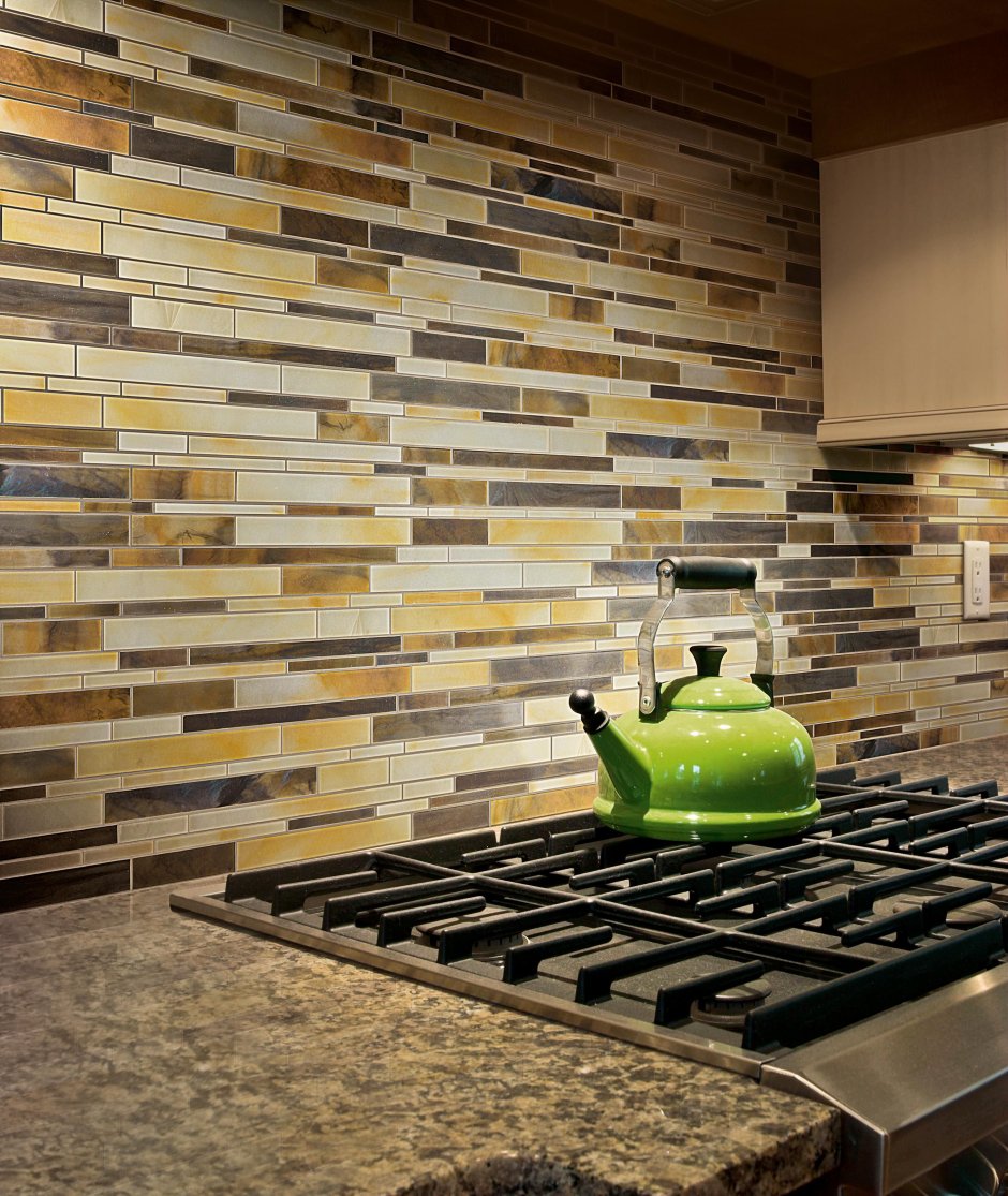 Рабочие стенки кухни из мозаики