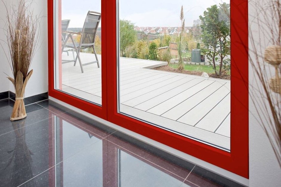 Красные пластиковые окна