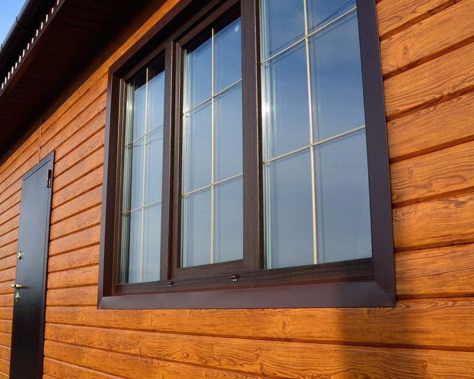 Коричневые пластиковые окна Рехау