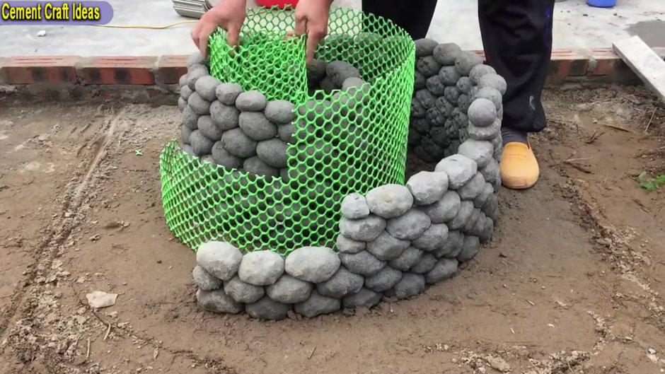 Ограждение клумбы из цемента