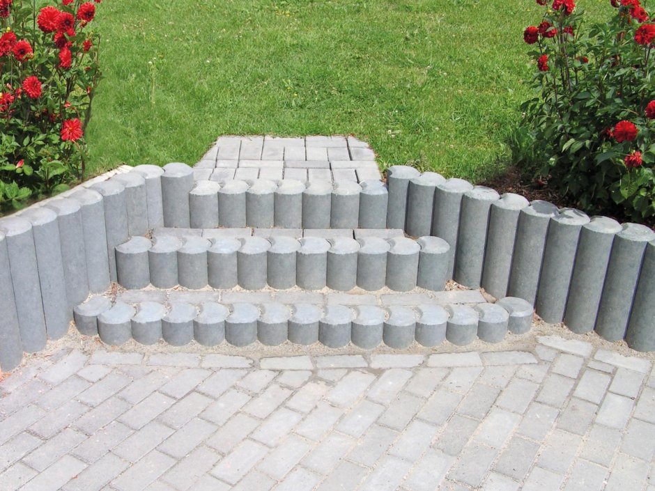 Бордюр из бутылок и цемента