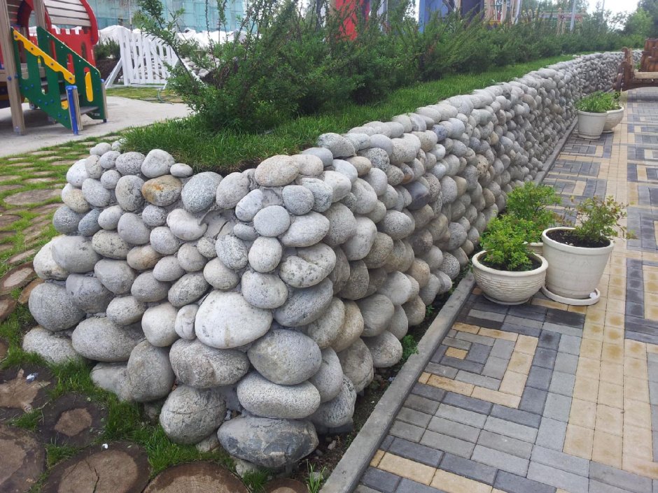 Клумба с булыжниками