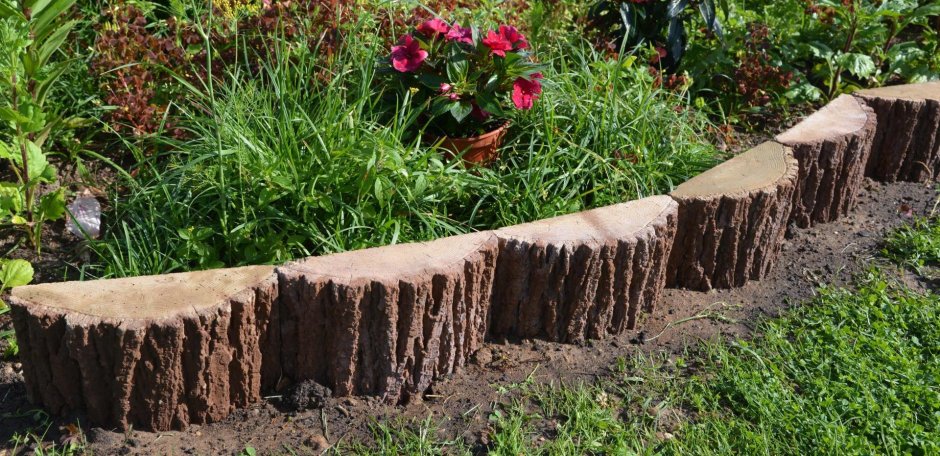 Клумба из спиленных деревьев