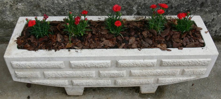 Цветники из бетона для дачи