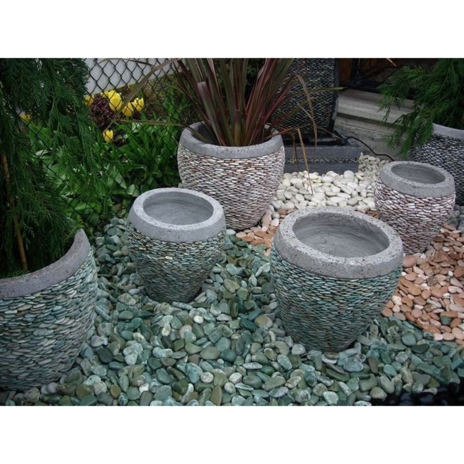 Горшок для цветов из гальки