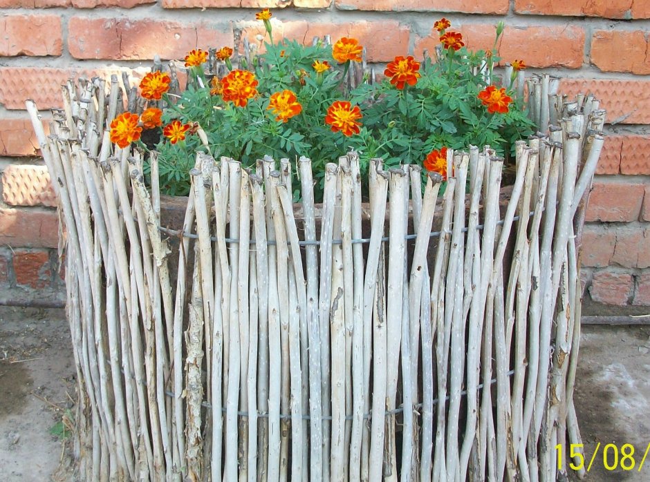 Клумба плетеная из веток