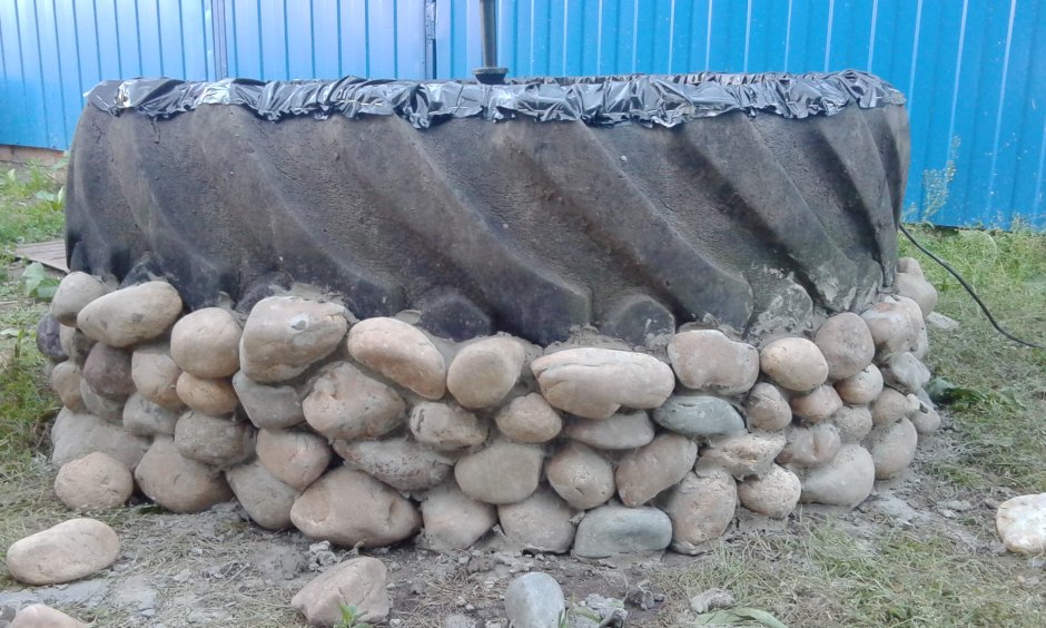 Клумба из булыжников и цемента