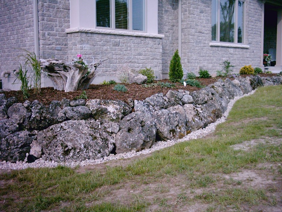 Клумба из бутового камня