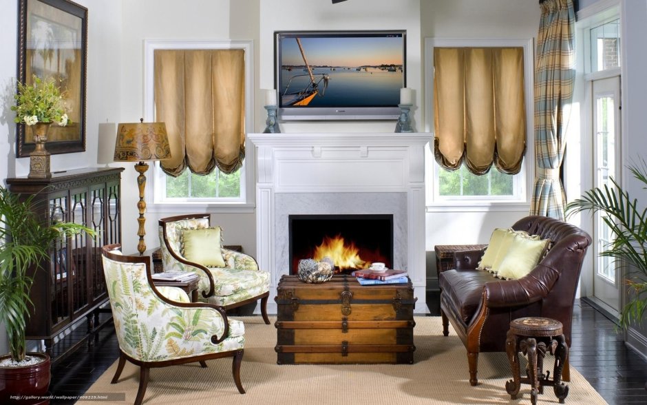 Кресла возле камина в гостиной