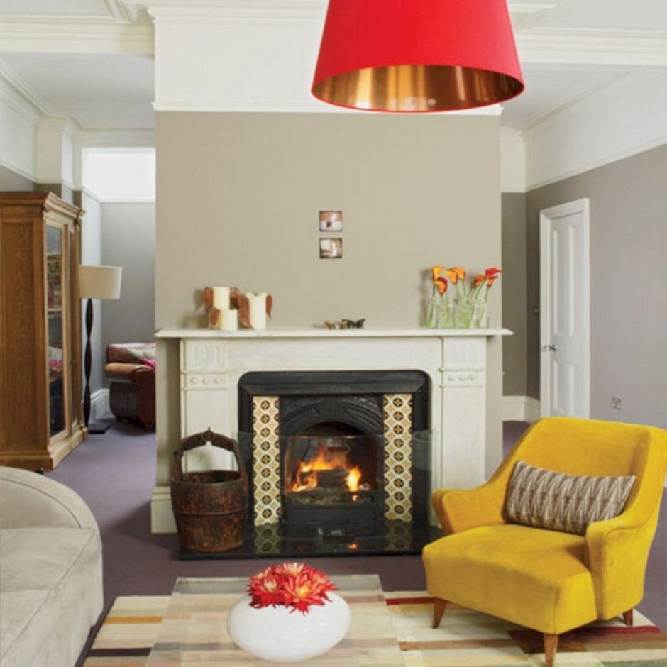 Гостиная с камином и креслами