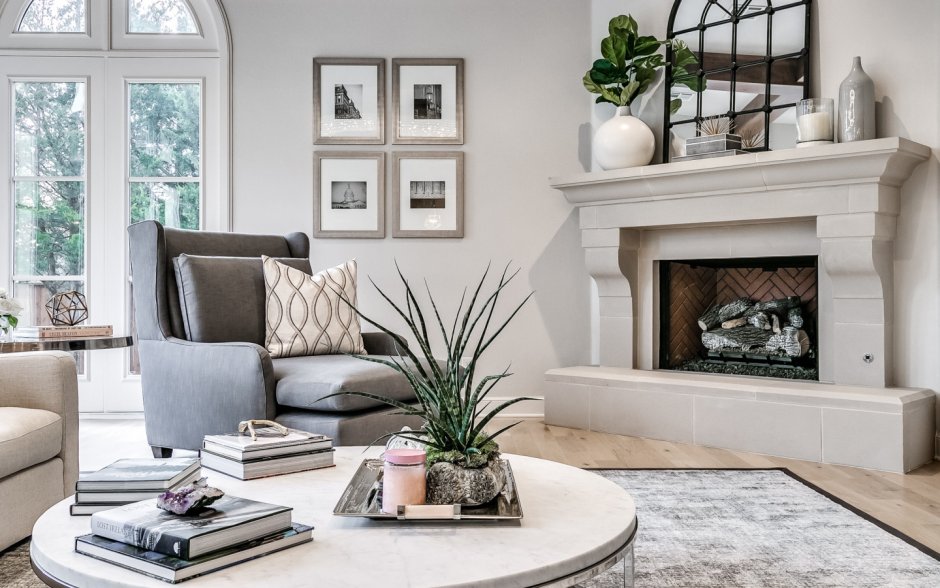 Гостиная с камином и креслами