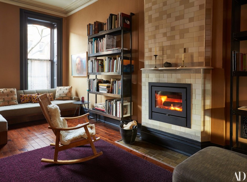 Гостиная с камином и креслом качалкой