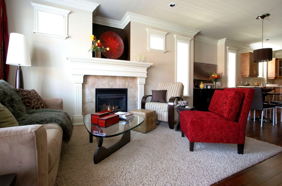 Гостиная с камином и креслами