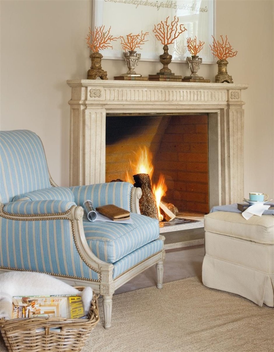 Гостиная с камином и креслом качалкой