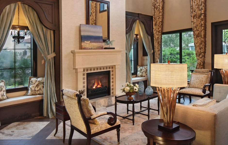 Гостиная с камином и креслом качалкой