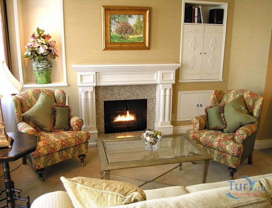 Кресло рядом с камином