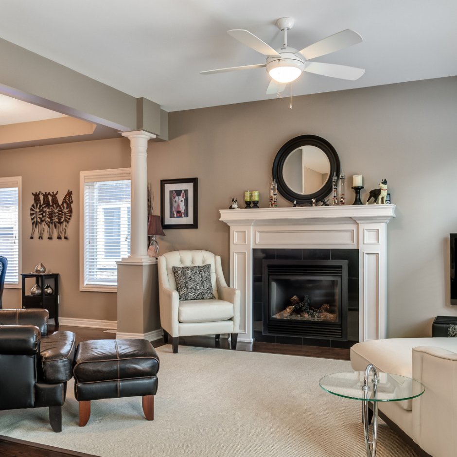 Гостиная с камином и креслом качалкой