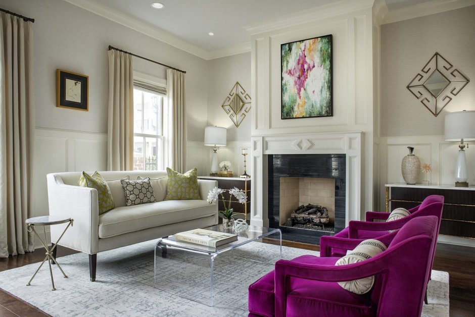 Гостиная с камином и креслами