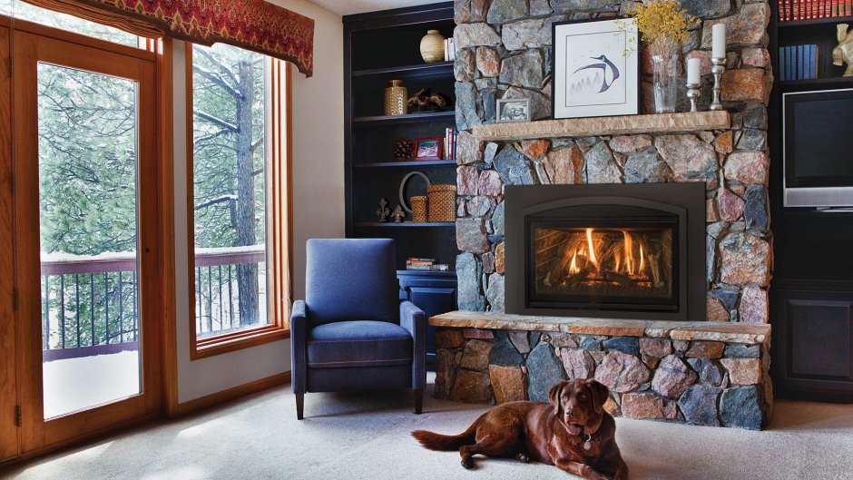 Уютная комната с камином