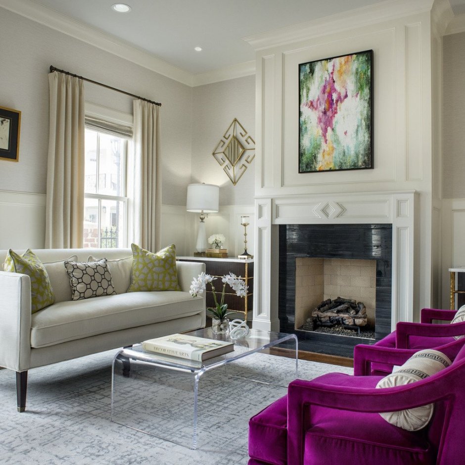 Гостиная с диваном и камином