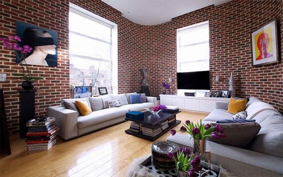 Гостиная с кирпичной стеной