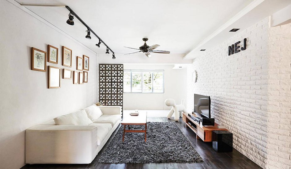 Белый кирпич в интерьере гостиной