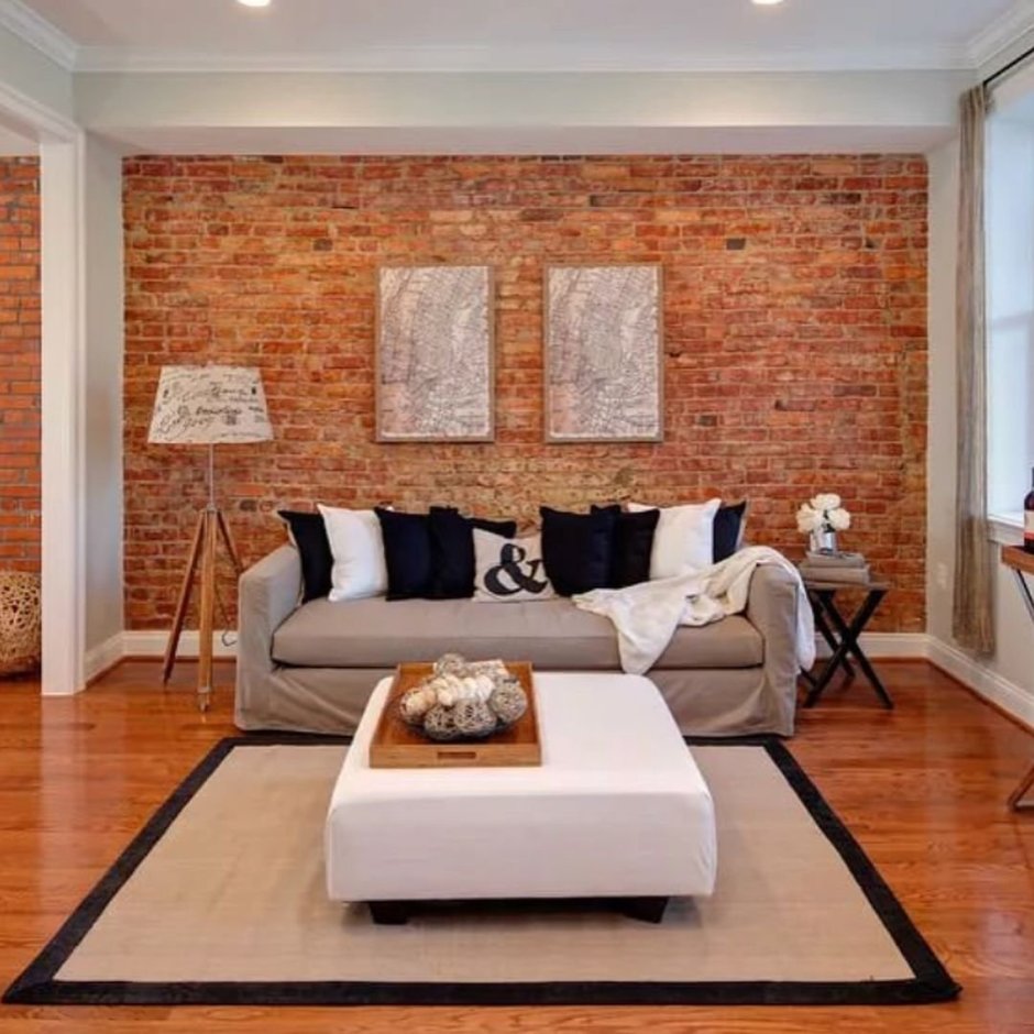 Кирпич в интерьере зала