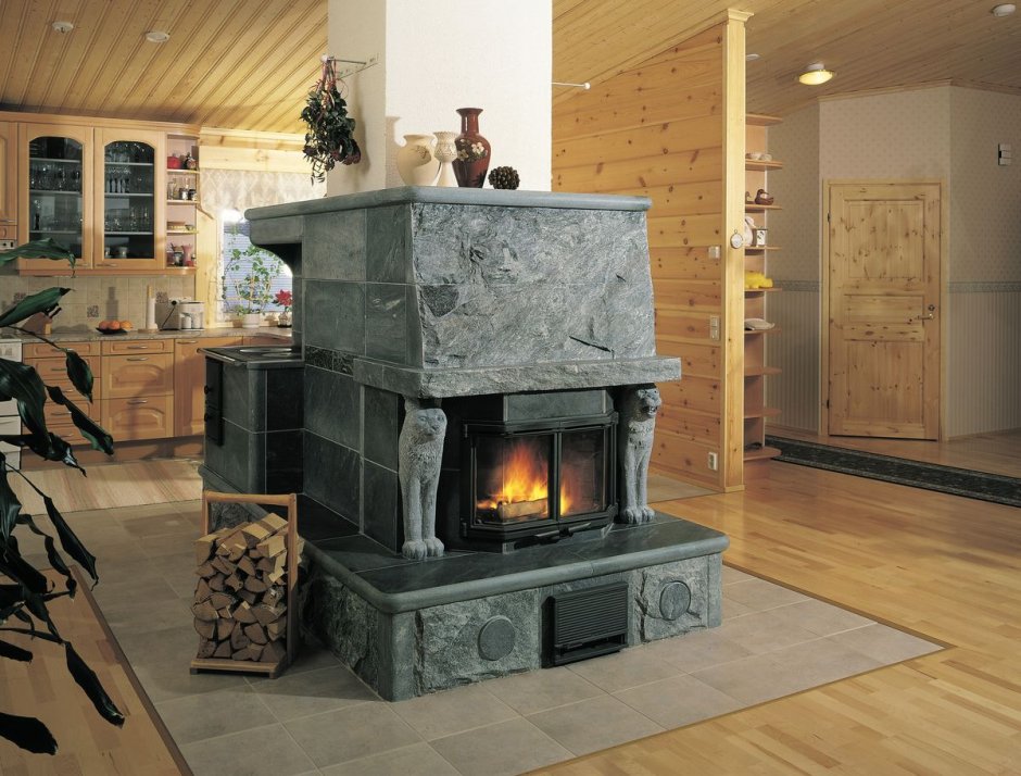 Камин Туликиви в деревянном доме