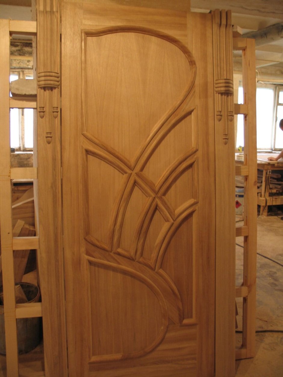 Деревянная дверь с филенками