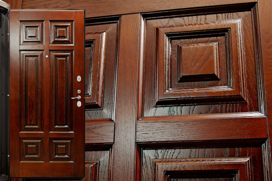 Массивная деревянная дверь