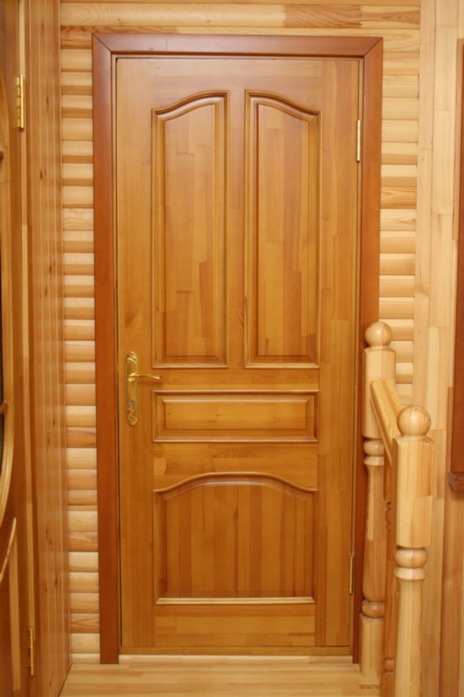 Двери из массива лиственницы