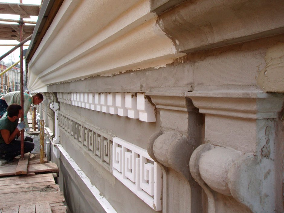 Монтаж фасадного декора из пенопласта