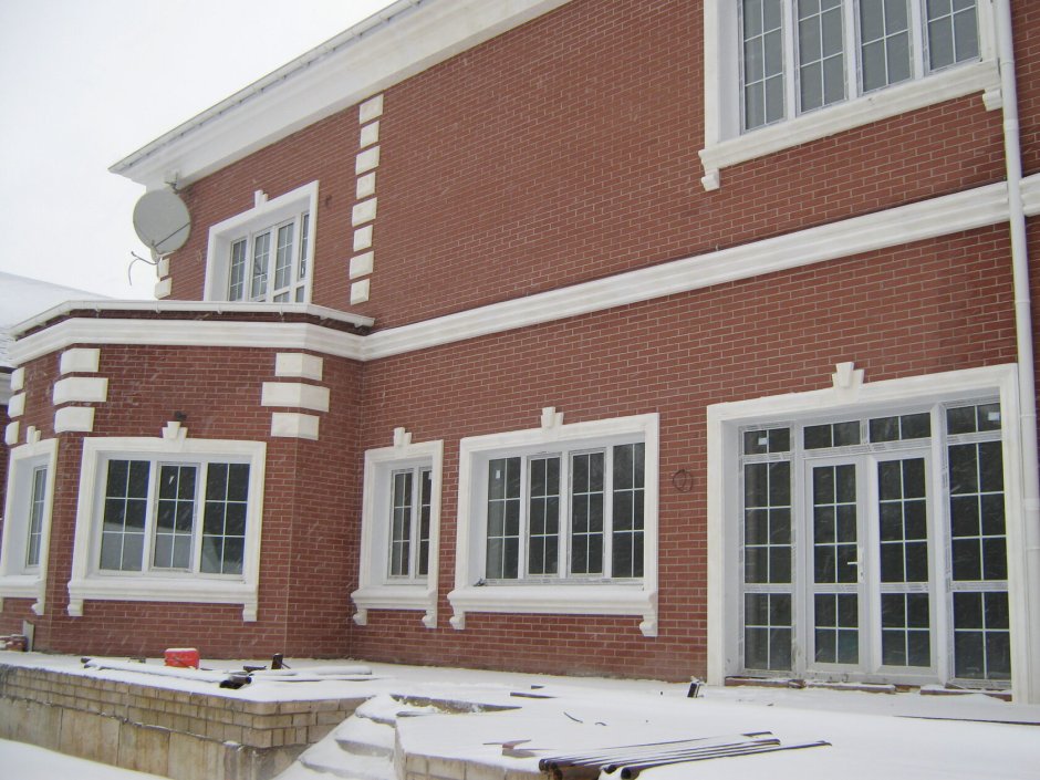 Лепнина на кирпичном фасаде