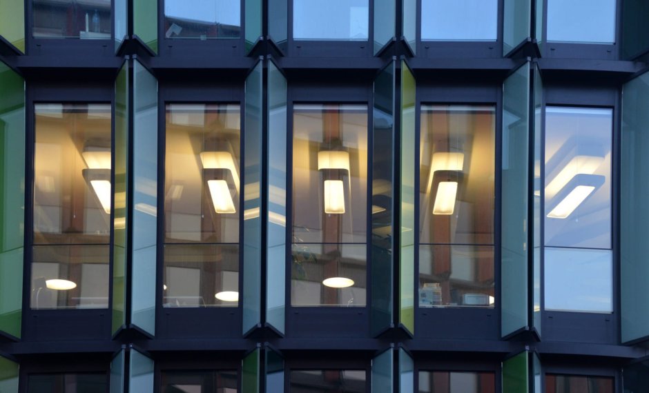 Окна здания