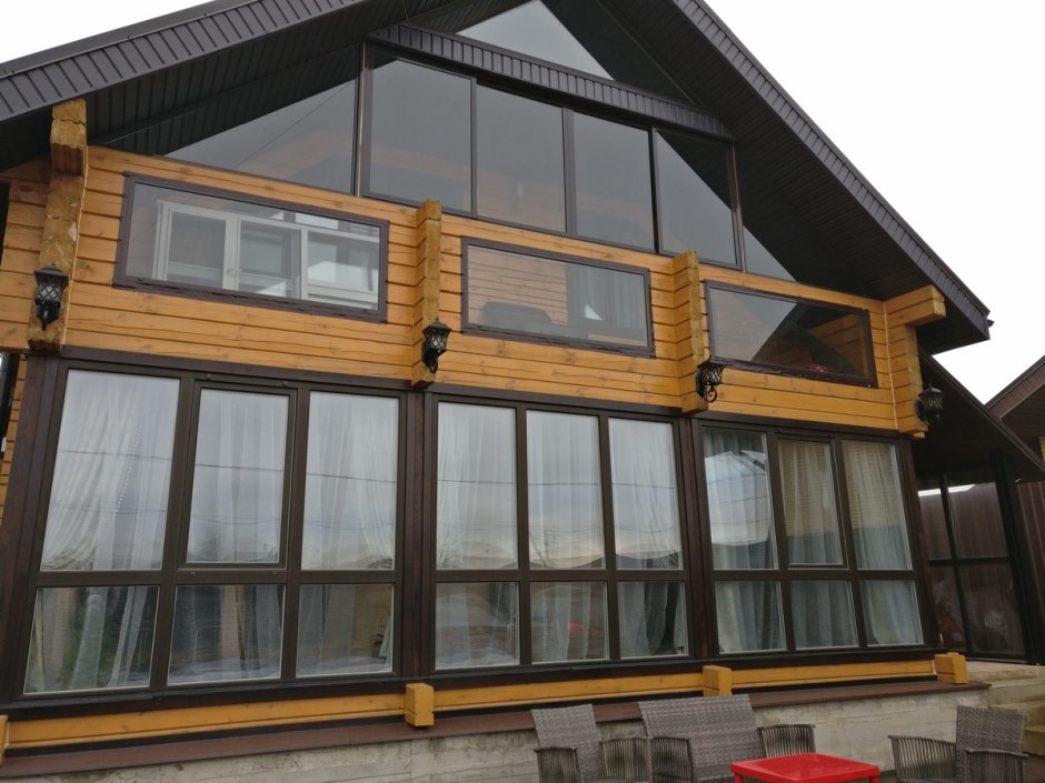 Застекленный балкон в частном доме