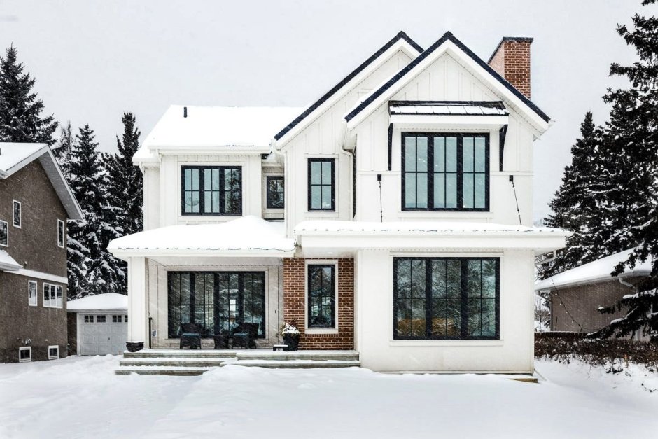 Коттедж с белыми окнами