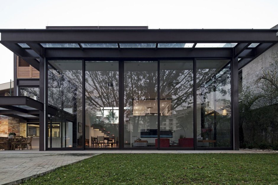 Здание с панорамными окнами