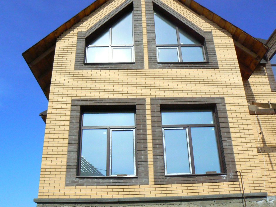 Дом с треугольными окнами