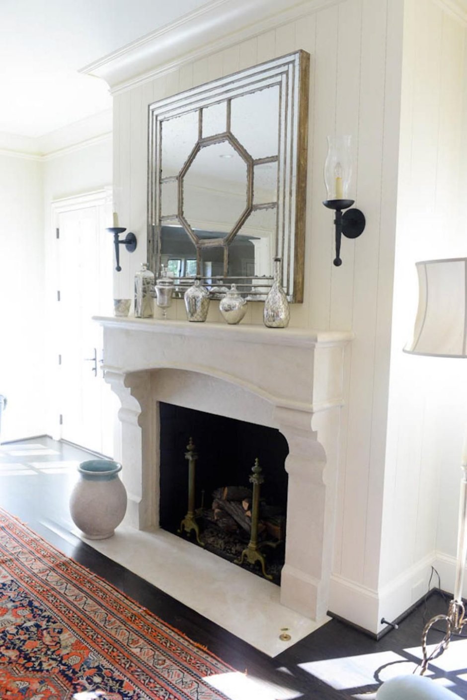 Большое зеркало над камином