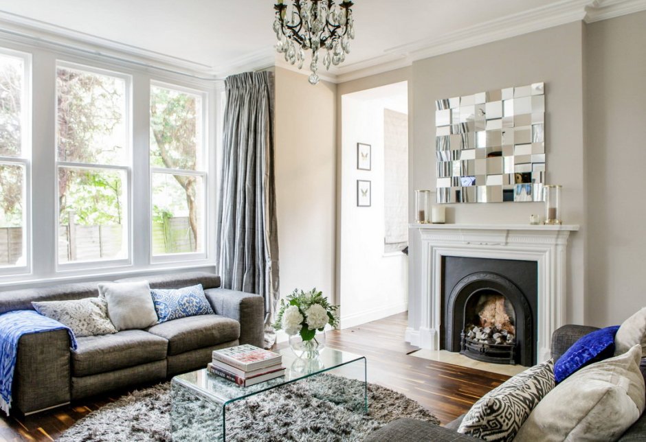 Гостиная в светлых тонах с камином