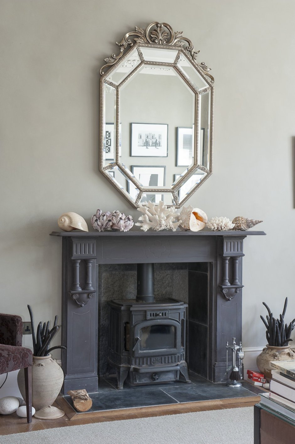 Зеркало над камином в интерьере