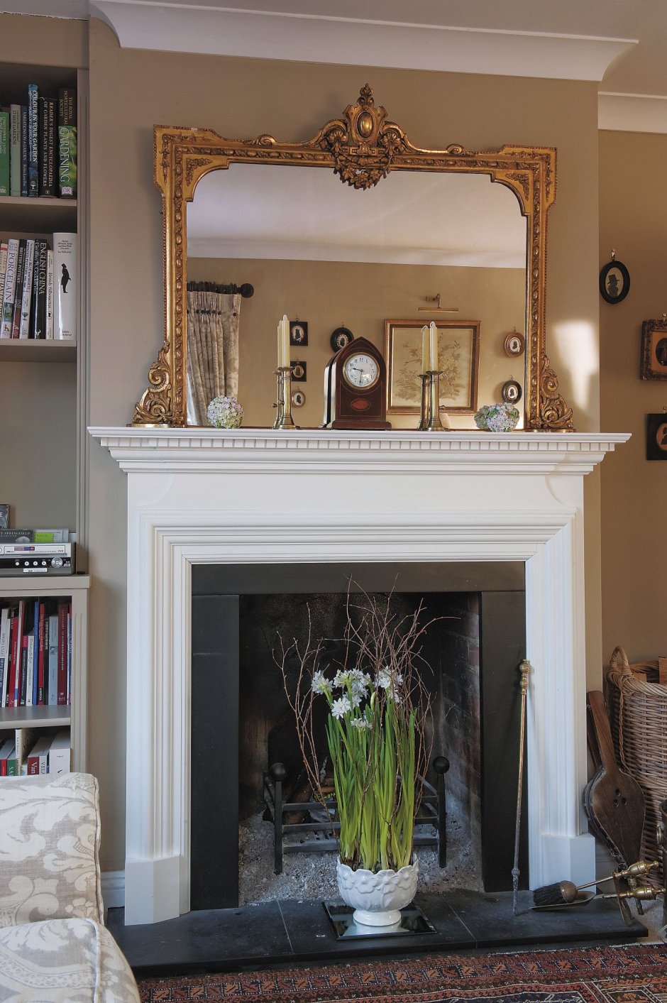 Камин с зеркалом