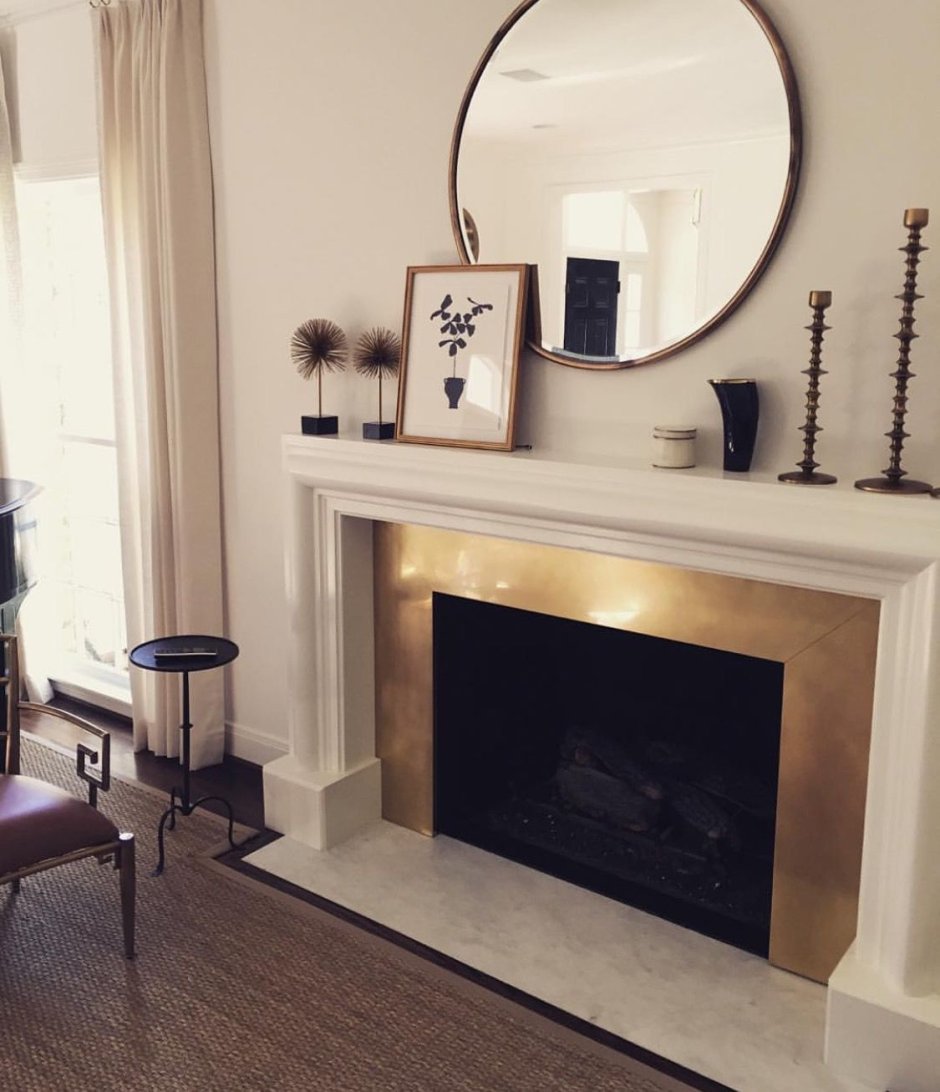 Камин с круглым зеркалом