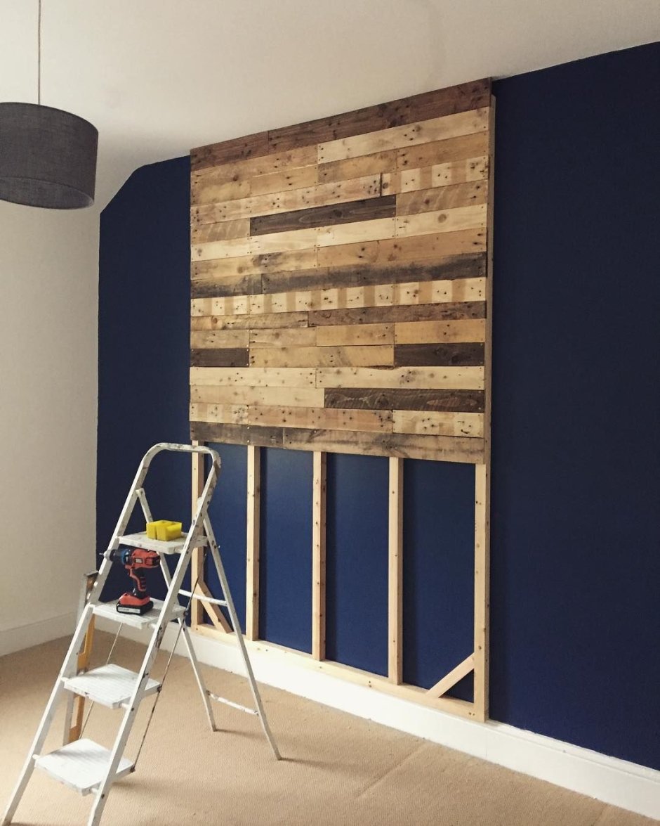 Доски на стене в интерьере