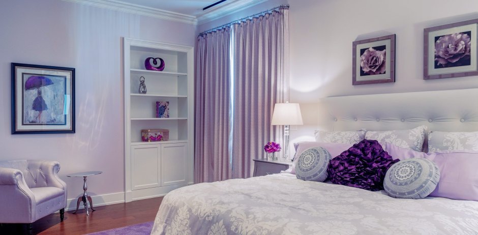 Светло сиреневые стены в спальне