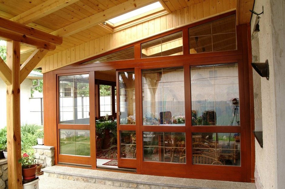 Застекленная деревянная веранда