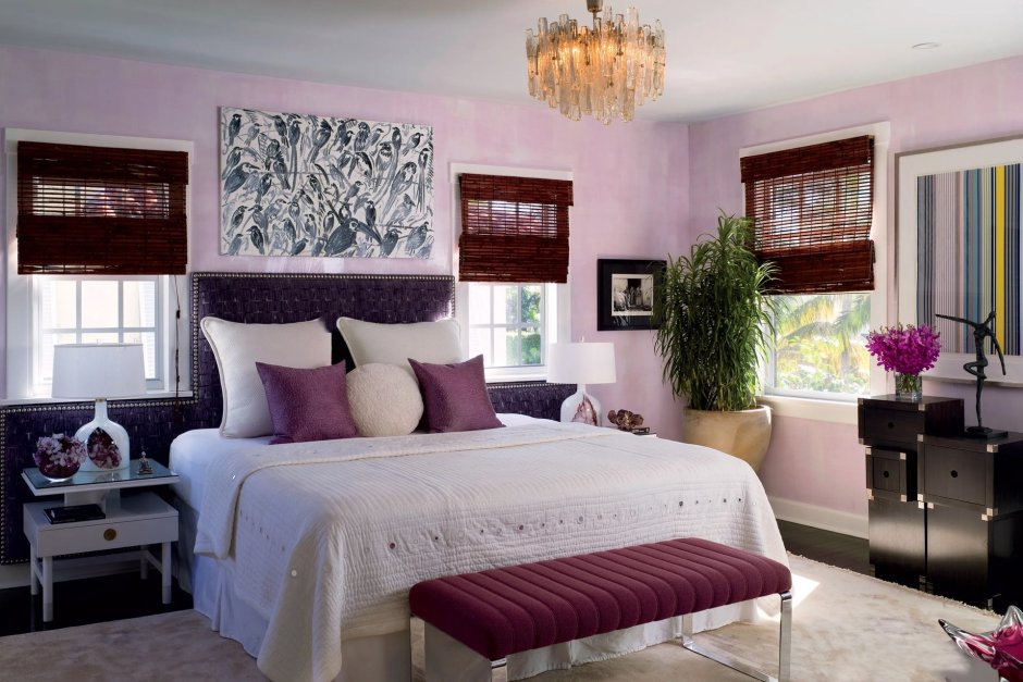 Спальня в лавандовых тонах с темной мебелью