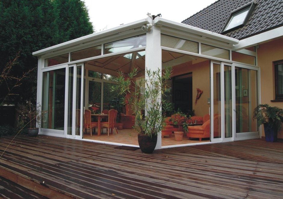 Летняя веранда с раздвижными окнами