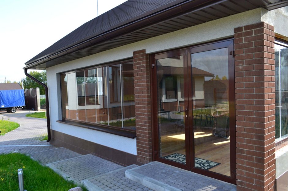 Панорамные окна на веранде в частном доме