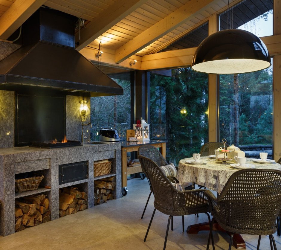 Закрытая веранда с мангалом